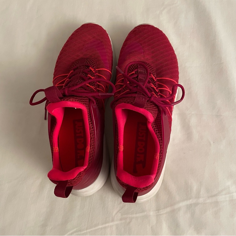 Nike Women's Darwin Running Trsiners Bold Noble Red size 9